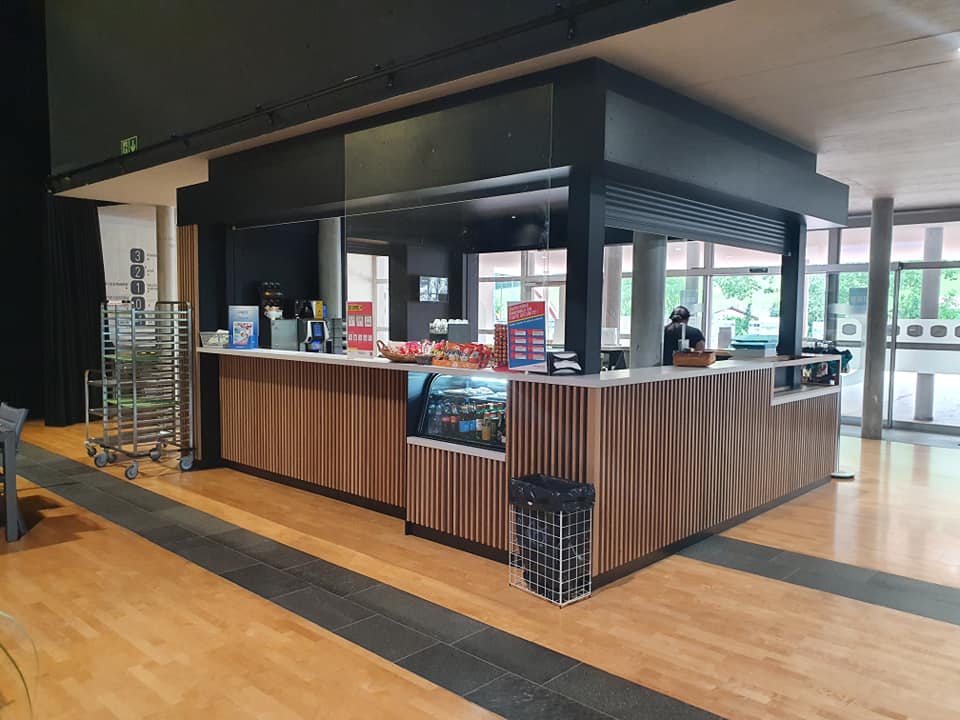 Cafétéria espaceVAL 1 Chambres avec balcon et vue sur l'Areuse
